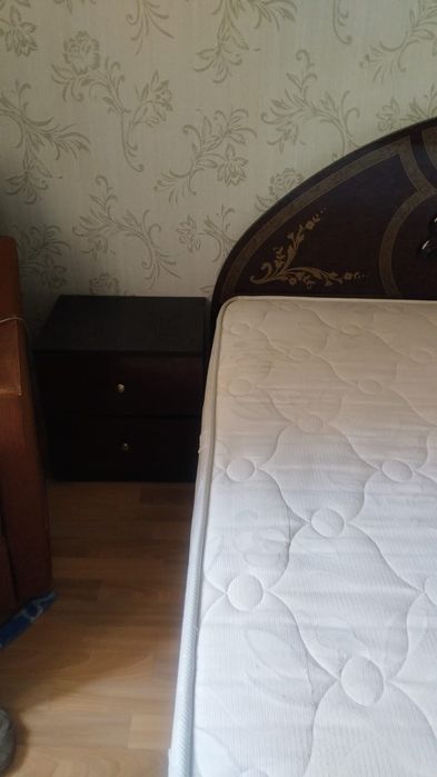 Продам кровать,тумбочки