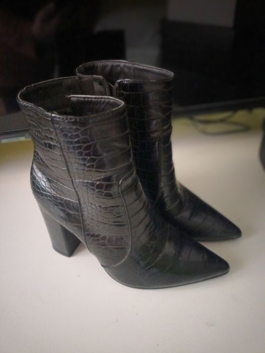 Cizmulite elegante dama nr.37 vind 200 ron pe pereche