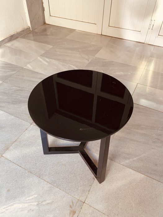 Дизайнерска италианска помощна маса – гланц черен плот, модерен стил