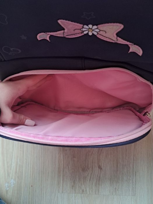 Детска раница със три отделения и един джоб отпред  в отлично състояни