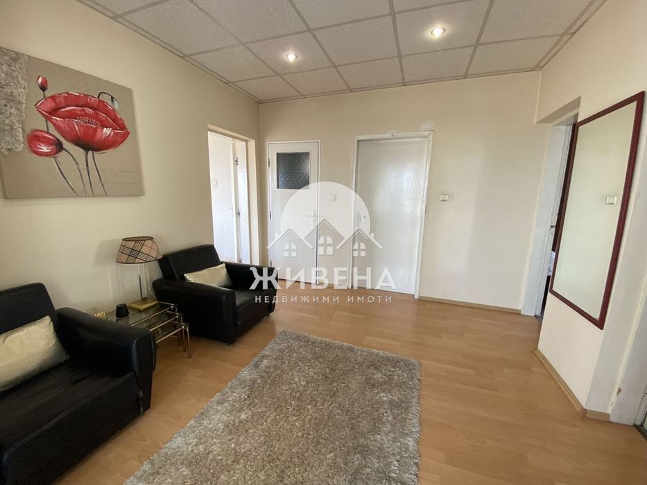 Продавам триетажна къща в обл.Варна, гр. Аксаково, РЗП: 306 кв.м