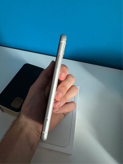 iPhone 11 White 64GB, 75% baterie + 5 huse incluse