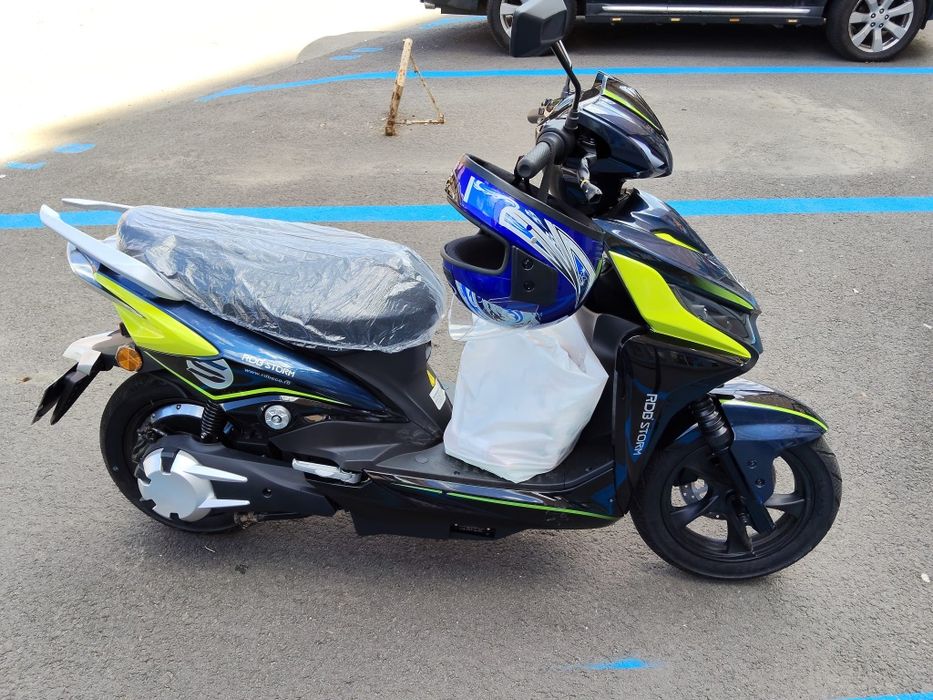 Scuter electric Scuter pe benzină