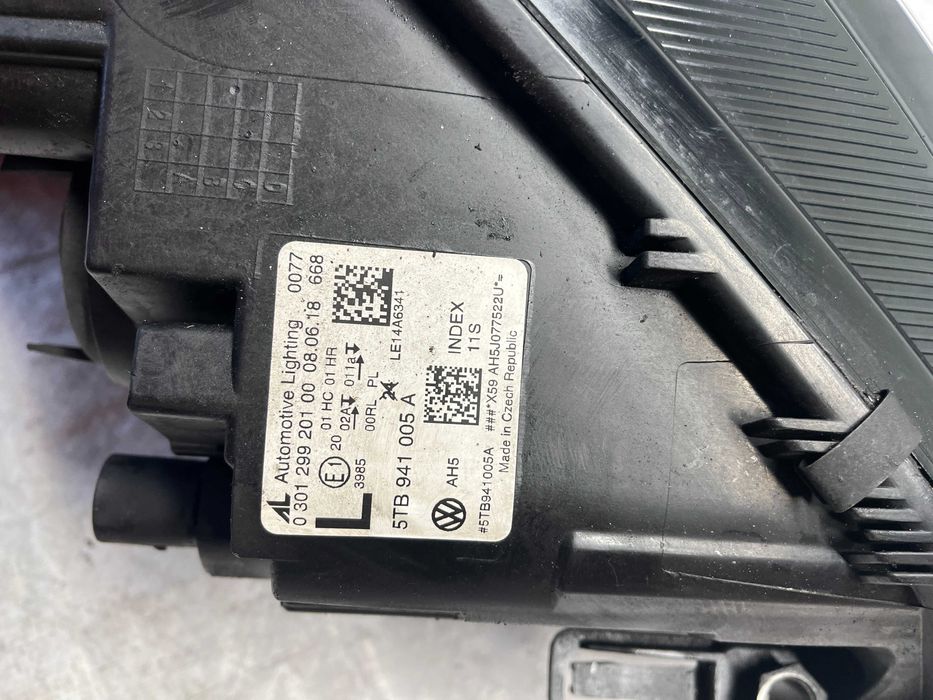 Фар Volkswagen Touran 15-