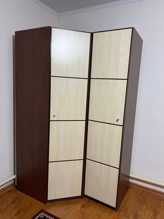 шкаф с зеркалом и тумбочками