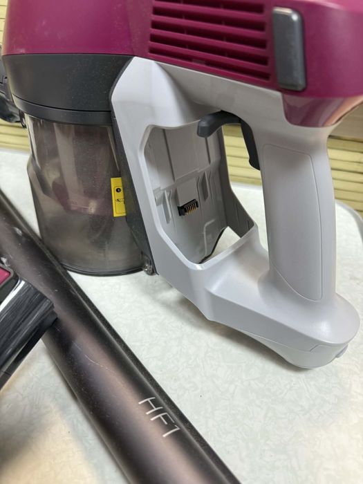 Вертикална прахосмукачка Hoover HF1