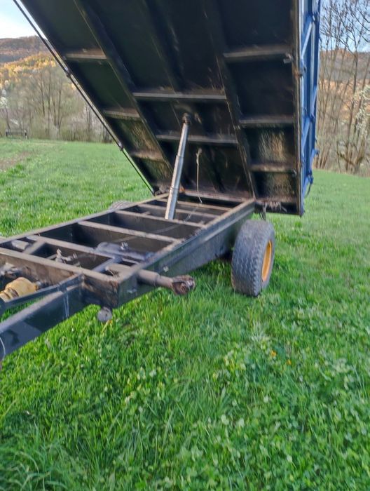 Remorca agricola basculabila