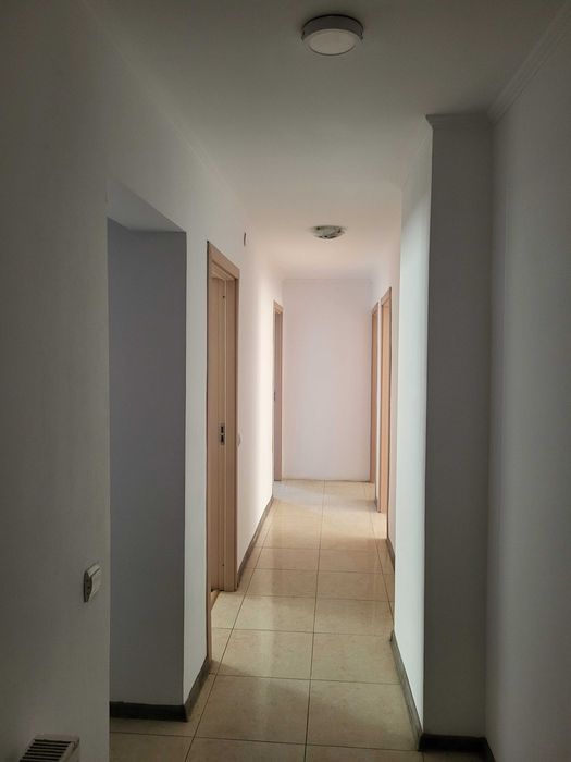 Închiriez apartament 3 camere pe str Stirbei Voda 158