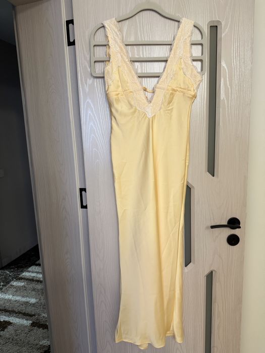 Уникално Красива Дълга жълта сатенена рокля !