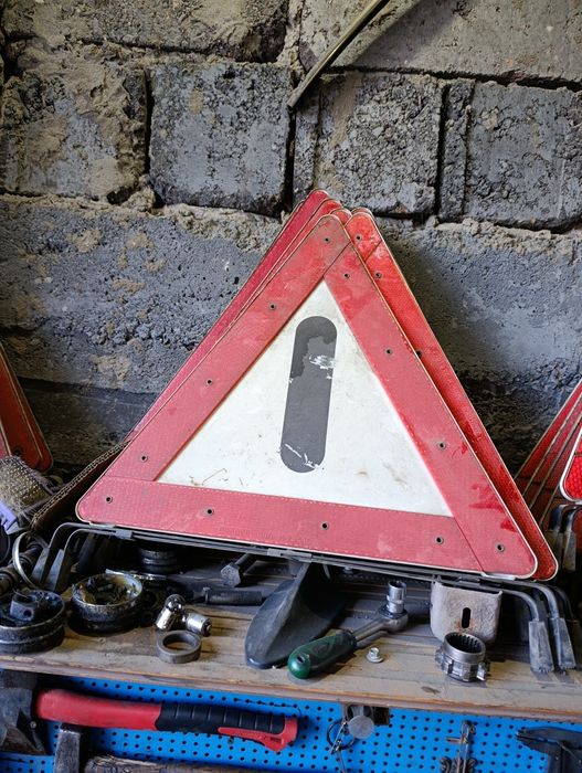 Аварийные знаки на Мерседес