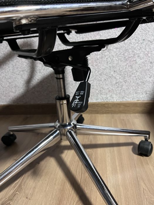 продаётся офисное кресло