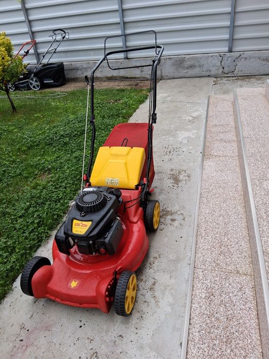 Vând mașină de tuns gazon Wolf Garden pe benzină.