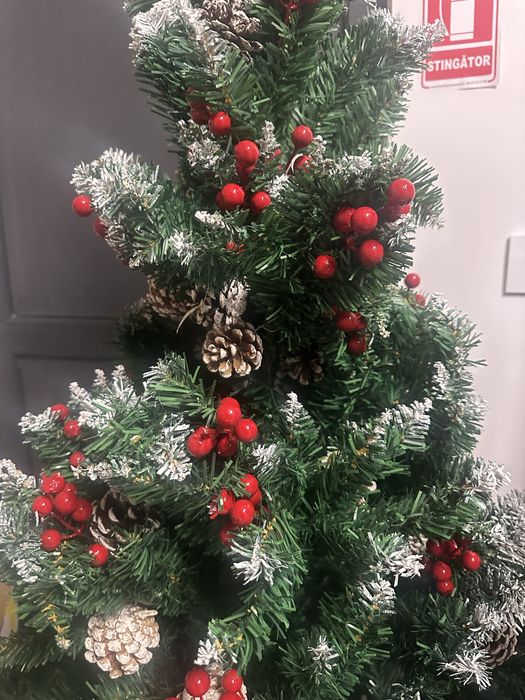 Brad artificial cu ramuri albe si decoratiuni