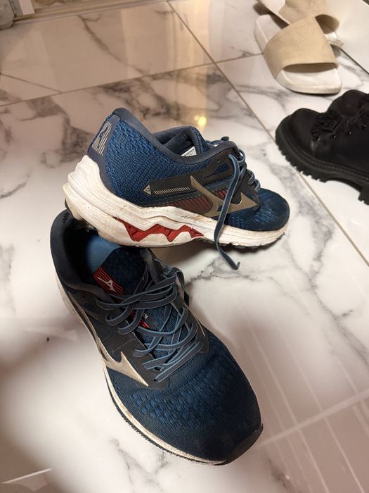 Маратонки Mizuno 42