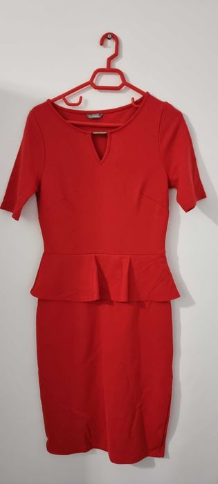 Rochie rosie cu peplum