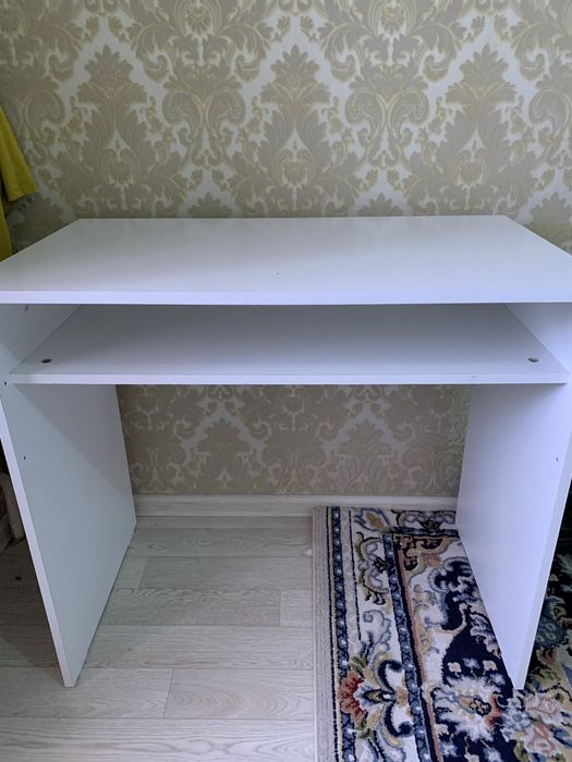 Стол для вещей,компьютера