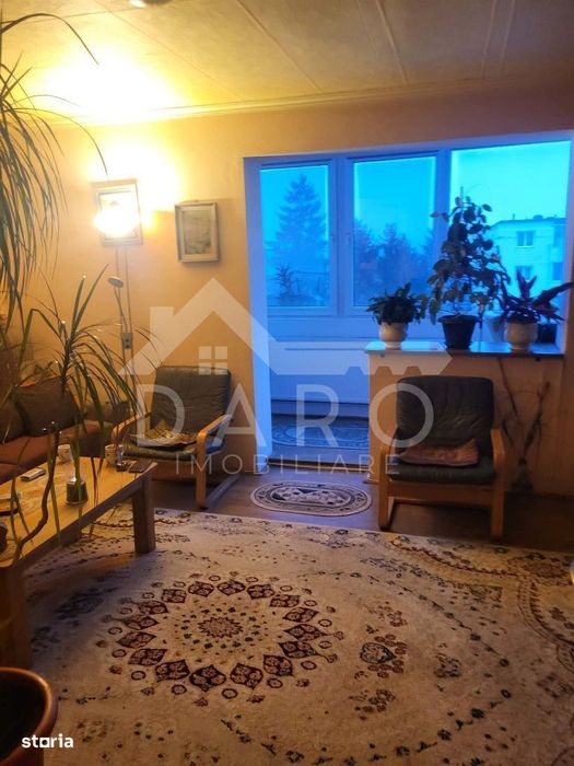 Vând apartament cu 3 camere în Dambu