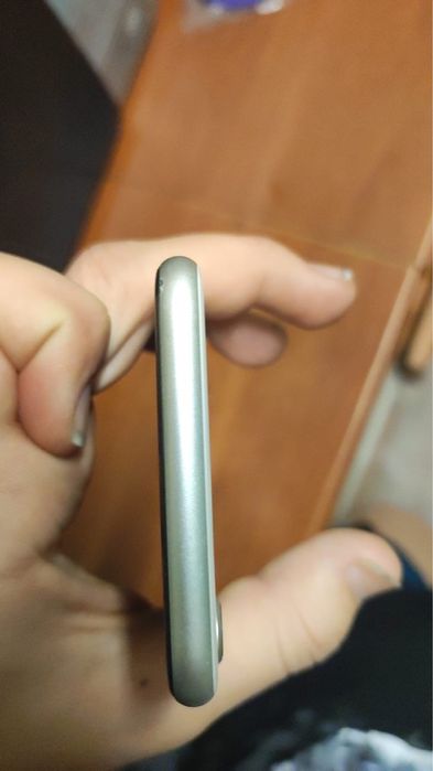 Продам айфон се 2