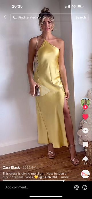 асиметрична сатенена рокля