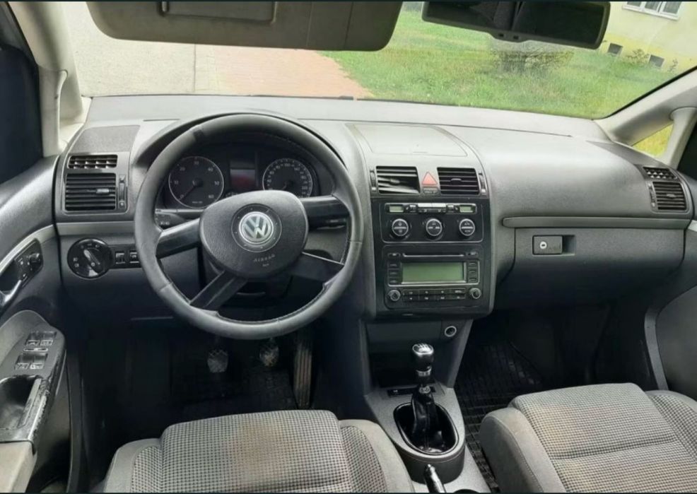Vând volkswagen tuaran