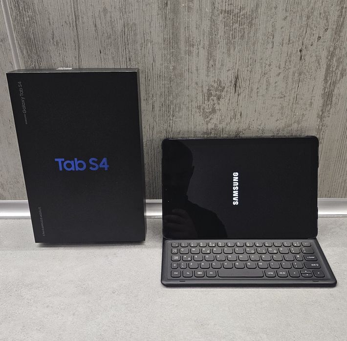 Samsung Galaxy Tab S4 + оригинална клавиатура + кутия