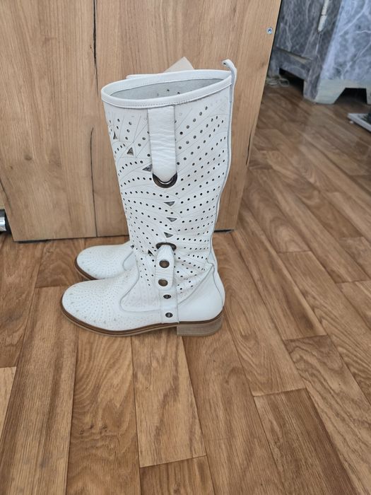 Обувь женская продаётся кожанные