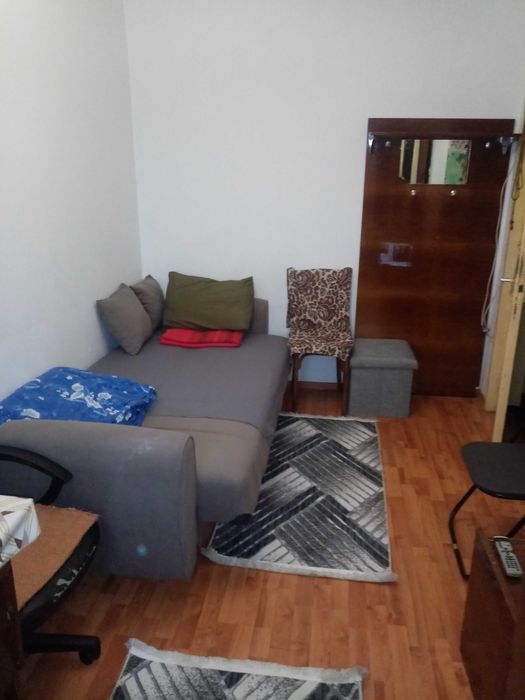 Podu Ros, proprietar închiriez 1 cameră  decomandată 12 mp. înapart
