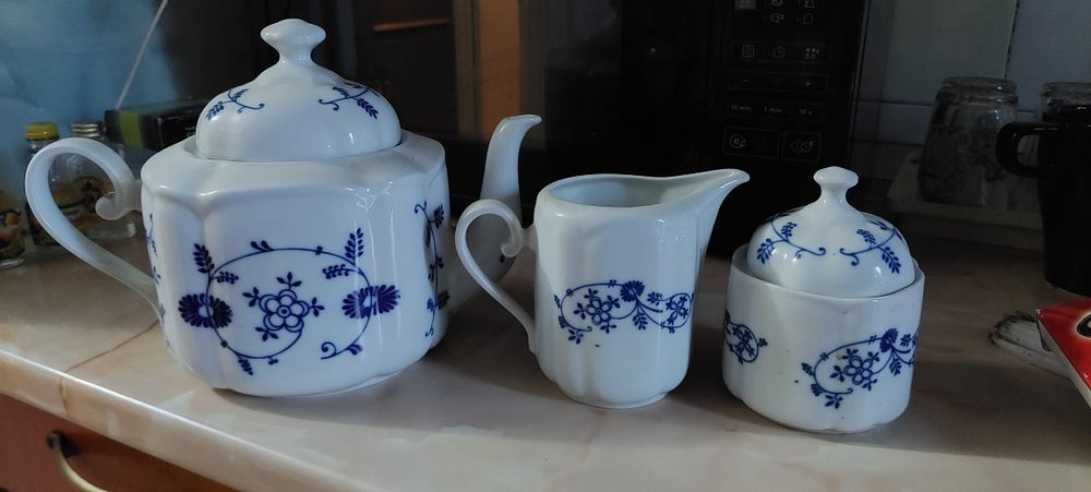 Porțelan Model „Zwiebelmuster” (Ceainic, Zaharniță, Letieră)