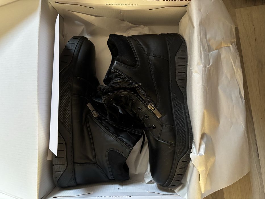 Продам новые зимние ботинки