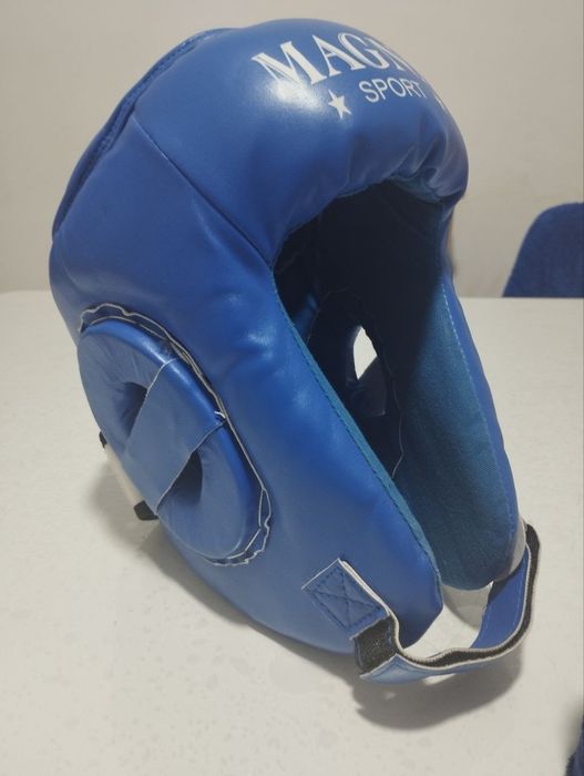 Боксёрский шлем, и два боксёрских бинта.