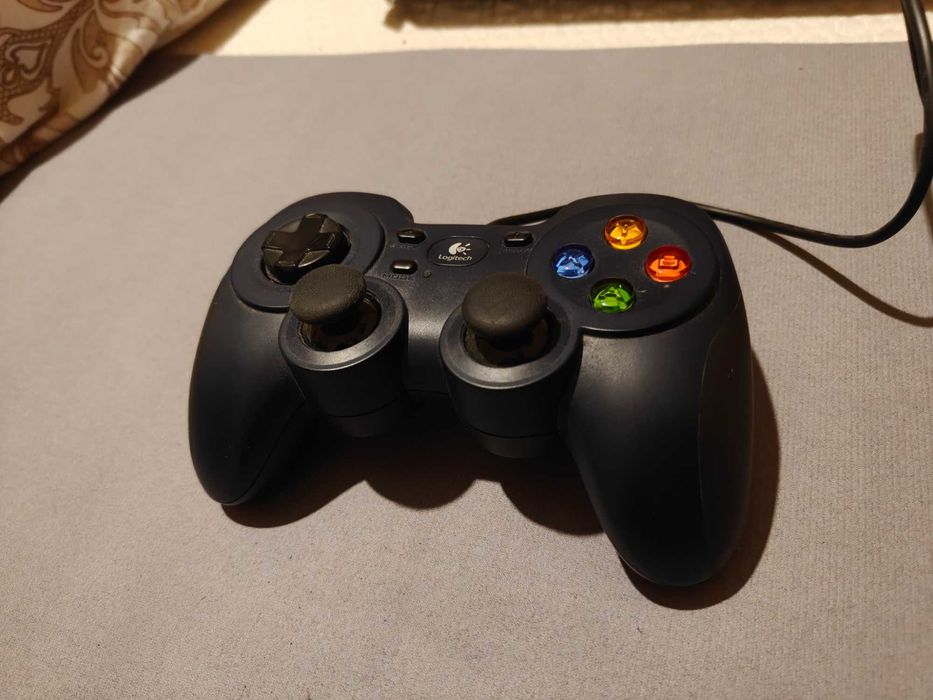 Logitech Gamepad F310 USB джойстик