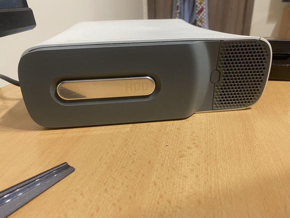 Xbox 360 Fat 500GB + Kinect + 2 контролера - чете всички дискове
