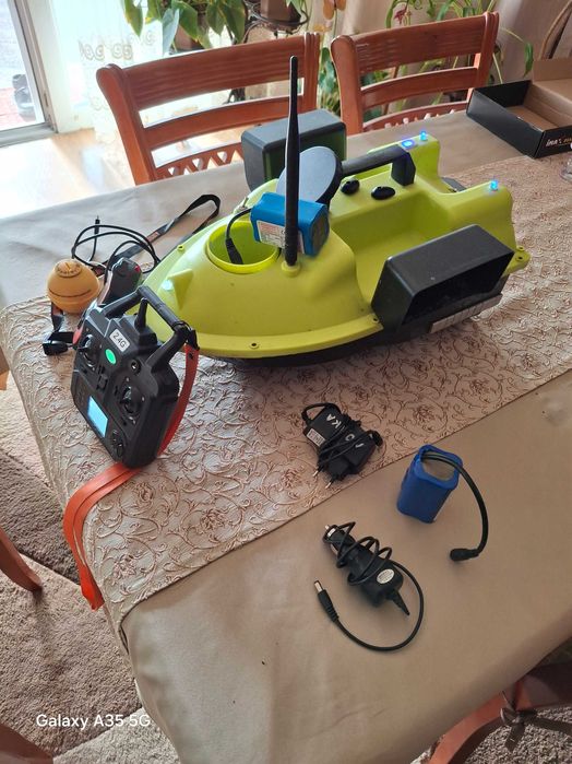 Лодка за захранка с две батерии и сонар