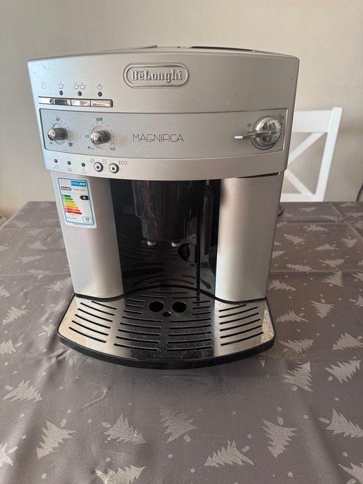 Кафемашина с мелачка DeLonghi Magnifica