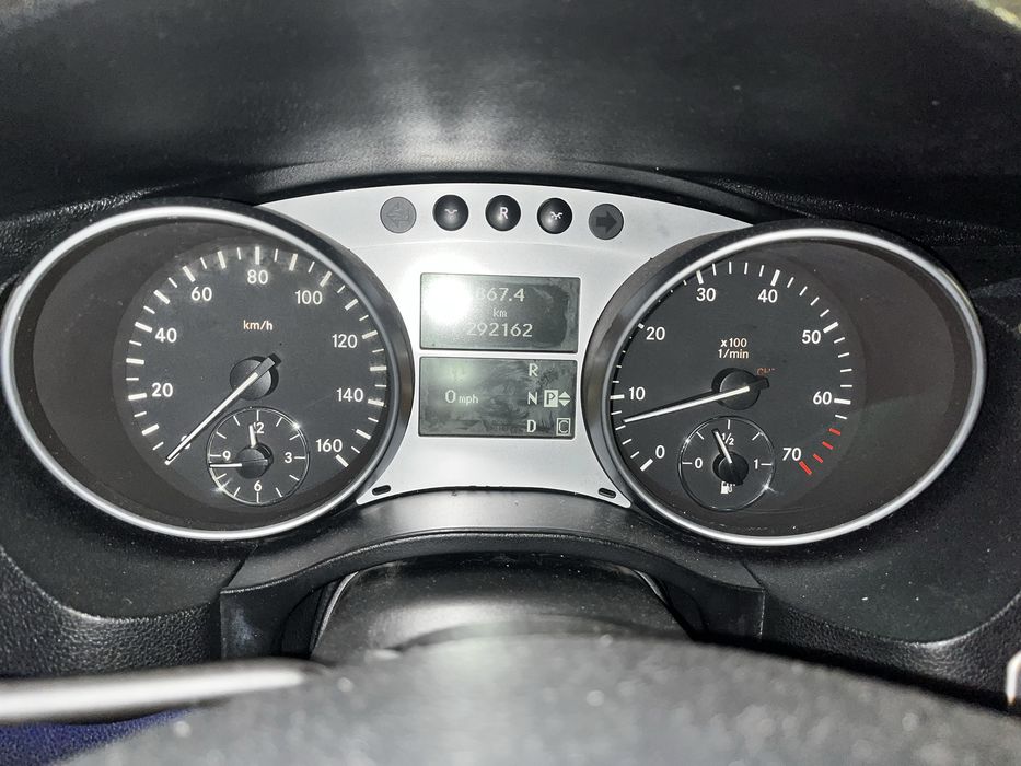 Срочно продам машину MeRsedec R 350