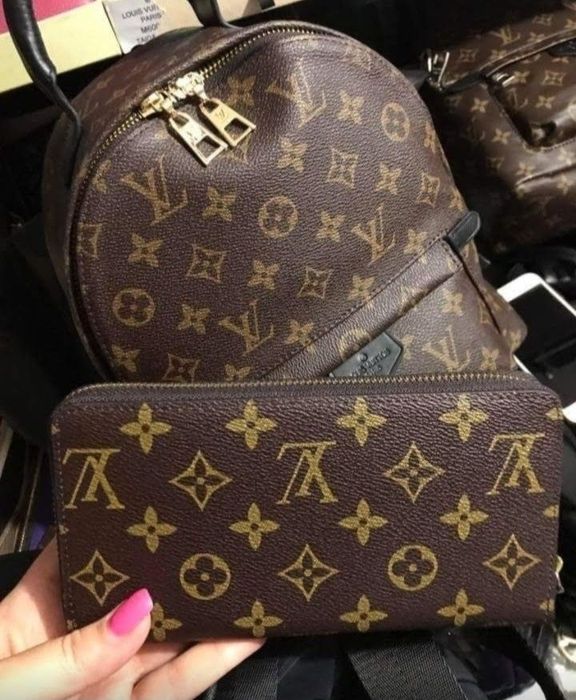 Set LV rucsac +portofel,saculet, etichetă incluse
