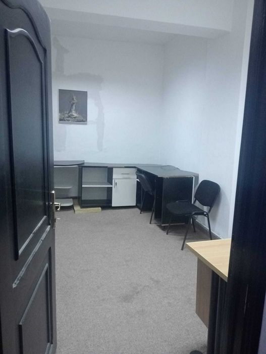 inchiriez spatiu comercial Resita, centru, langa Palaloga , pe palier cu notariatul Dobre Florica, 12 mp