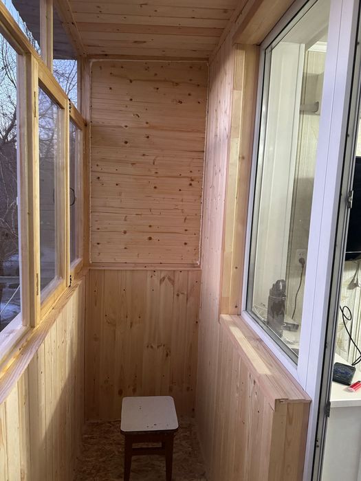 Остекление балконов, дерево, пластик