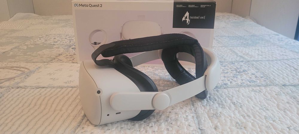 Quest 2 128GB със Kiwi Strap, USB батерии и др.