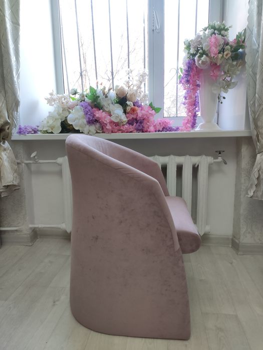 Кресло пудрового цвета