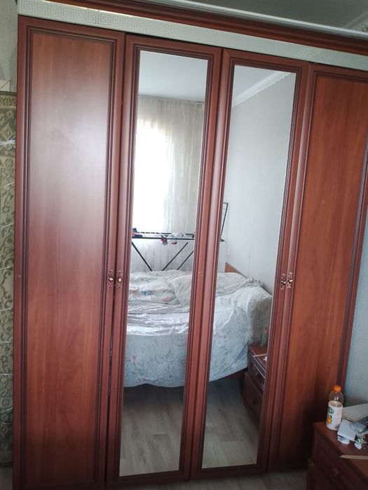Продам шкаф вместительный большой.