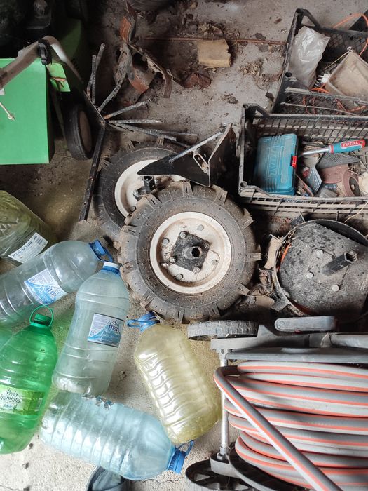 De vânzare motocultorcu motor Honda și  Tocător de crengi Ruris  ambele in stare bună de functionaren