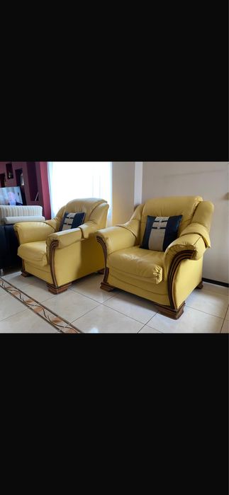 Vand set canapea+ doua fotolii si masa din lemn masiv