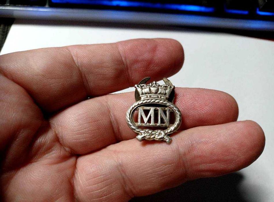 Lot vintage de 7 insigne si medalii diferite