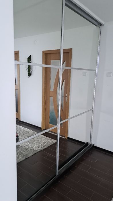 Usi dresing hol din oglinzi și pe o parte și pe alta , uși care se cul