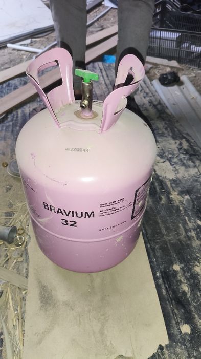 GREE brendli konditsionerning tashqi bloki sotiladi.
Holati: ishlatilg