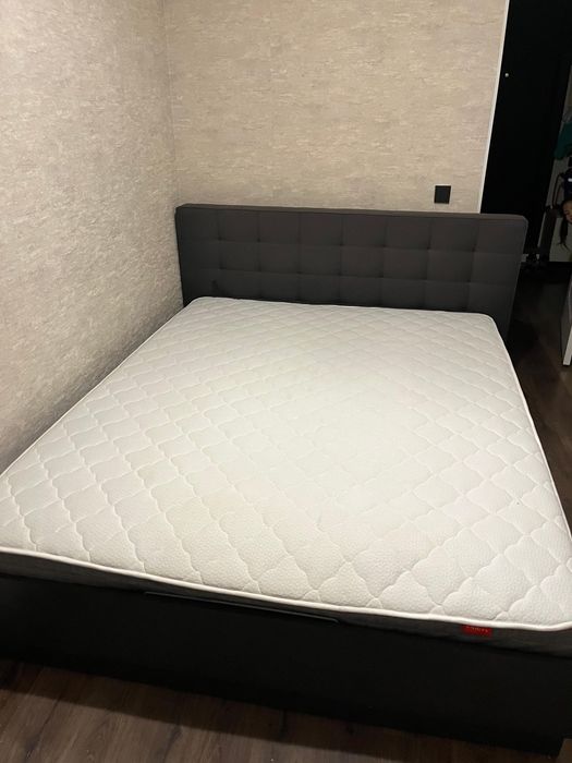 Продам кровать с матрасом 160*200