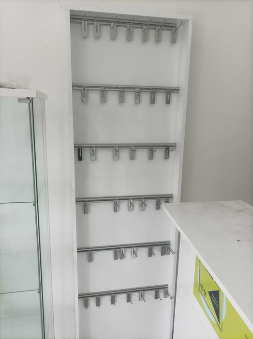 Мебели бял лак за магазин