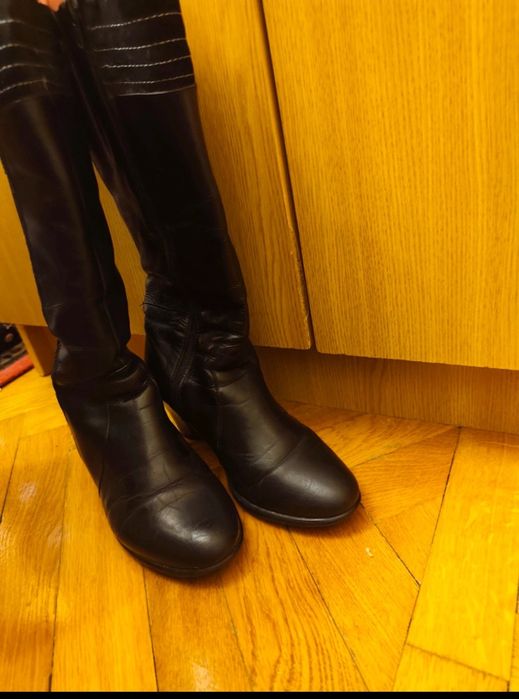 2 perechi cizme negre piele mărimea 37 - 90 lei ambele perechi