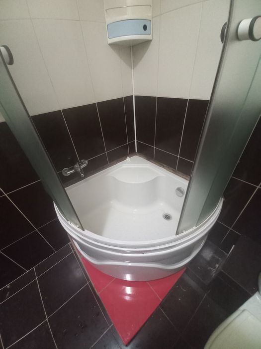 Cabină de duș cu cadită